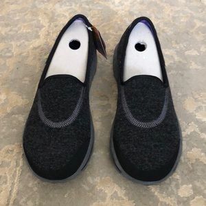 Sketchers go walk glow tennis shoes, black size 8